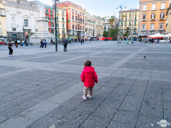 Neapel mit Kleinkind: Unterwegs auf der Piazza Dante