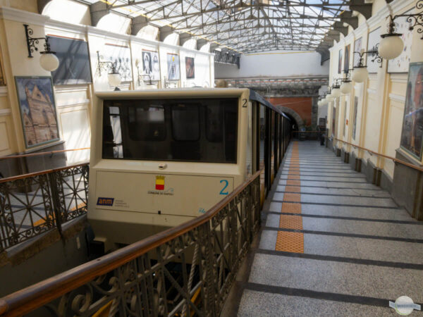 Bahn auf den Vomero in Neapel