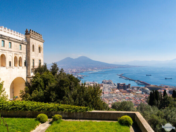 Ausblick von der Certosa San Martino in Neapel auf den Vesuv