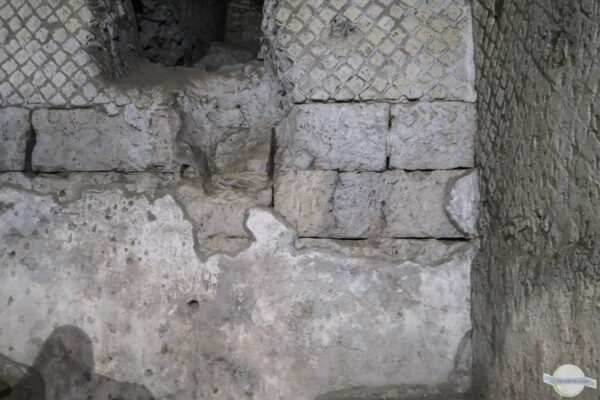 Mehrere Schichten alte Mauern im Untergrund von Neapel