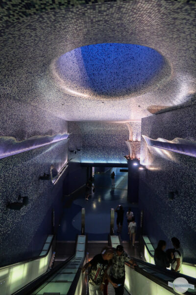 Metrostation Toledo in Neapel: Ein Meer aus dunkelblauem Mosaik