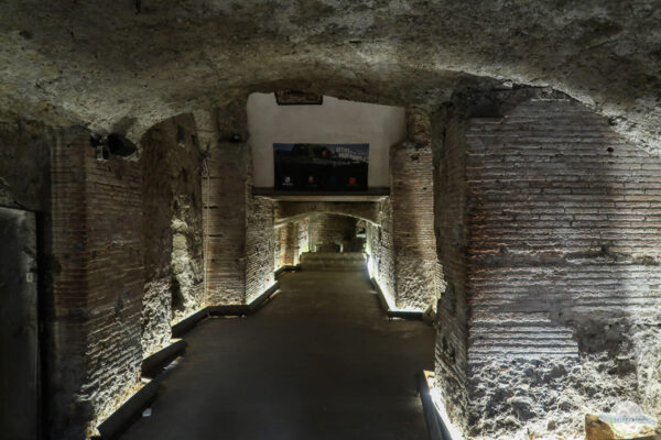 Reste des römischen Theaters in Neapel