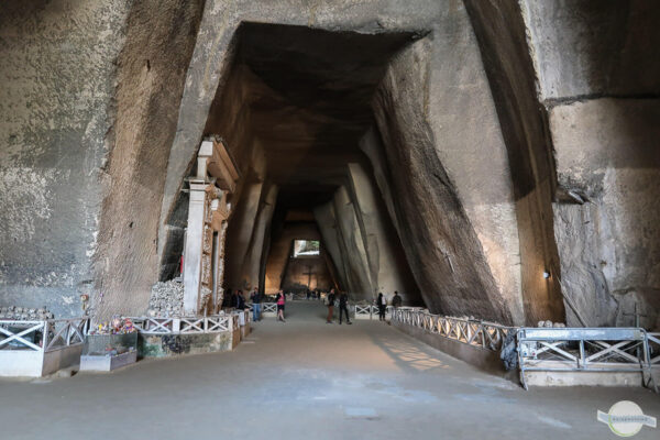 Den Cimitero delle Fontanelle in Neapel betritt man über einen imposanten Höhleneingang