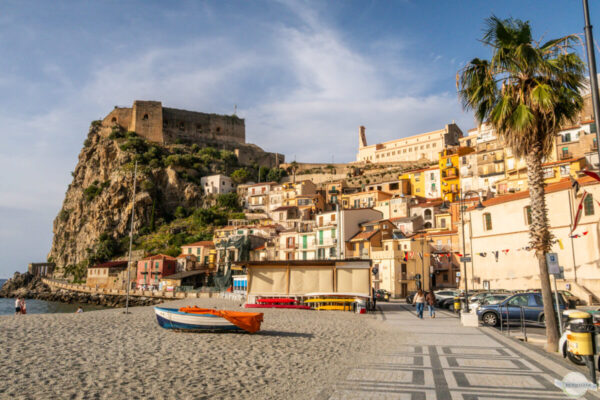 Scilla Blick vom Strand zur Festung