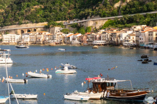 Scilla Chianalea - Boote, dahinter eine Häuserreihe am Meer