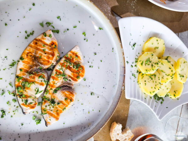 Gebratener Schwertfisch mit Kartoffeln in Kalabrien