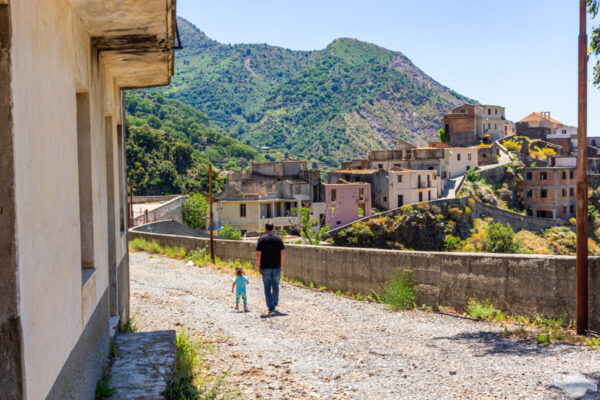 Mit Kindern in Kalabrien - Spaziergang durch Roghudi