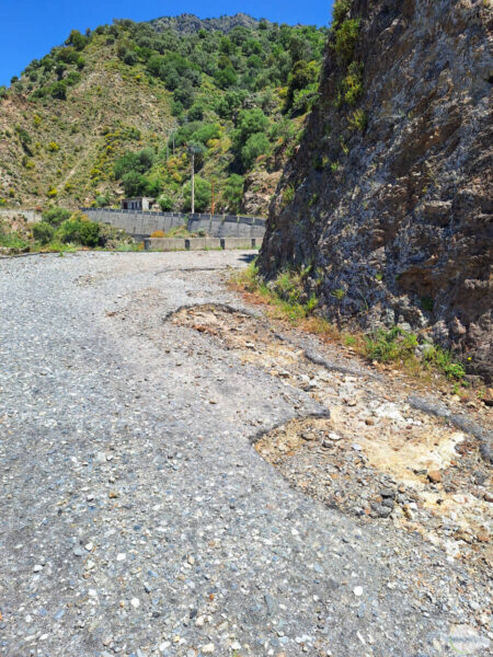 Schlaglöcher in Kalabriens Straßen