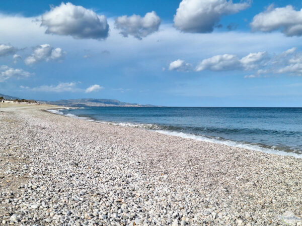 Strand in Locri, Kalabrien