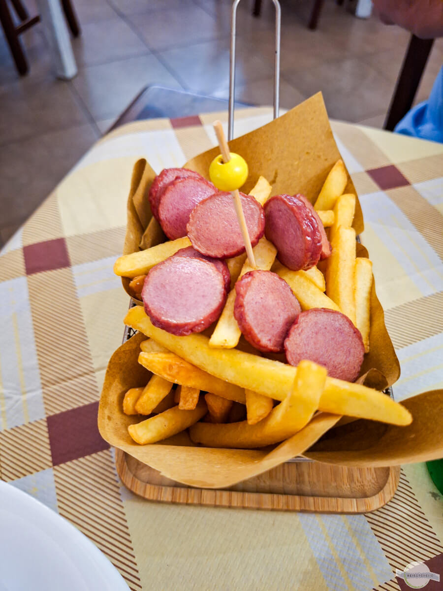 Pommes und Würstel in einer Box