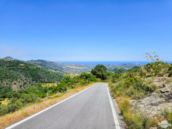 Neu asphaltierte Bergstraße in Kalabrien