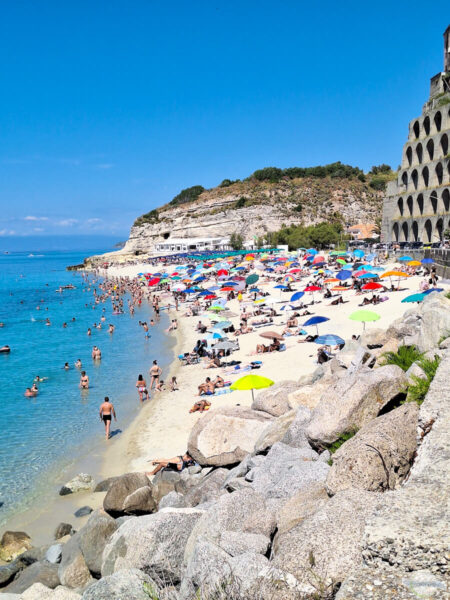 Voller Strand in Tropea