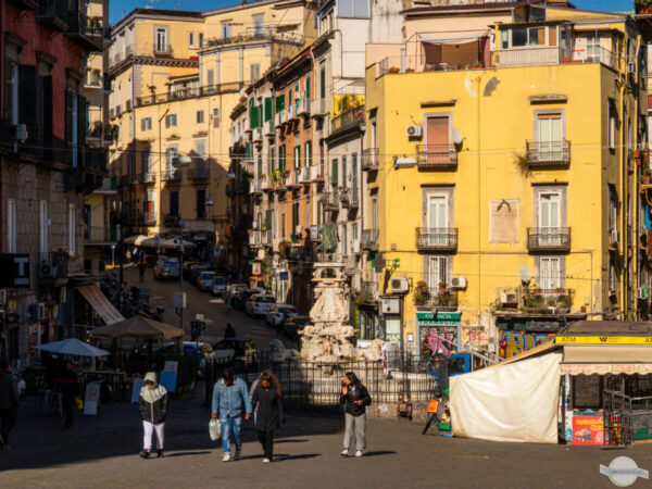 Bunte Häuser in Straße in Neapel