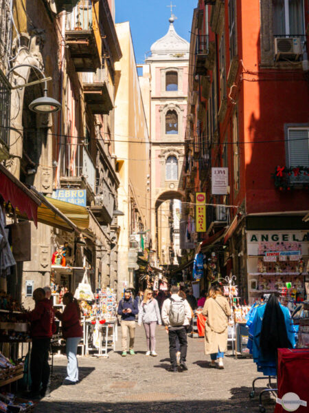 Berühmte Straße in Neapel: Die Krippenstraße