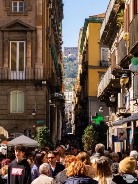 Volle Straße in Neapel