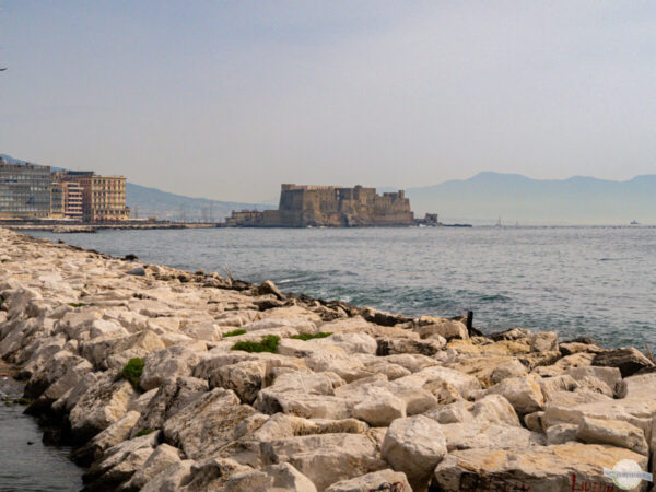 Neapel Lungomare mit Blick auf die Festung