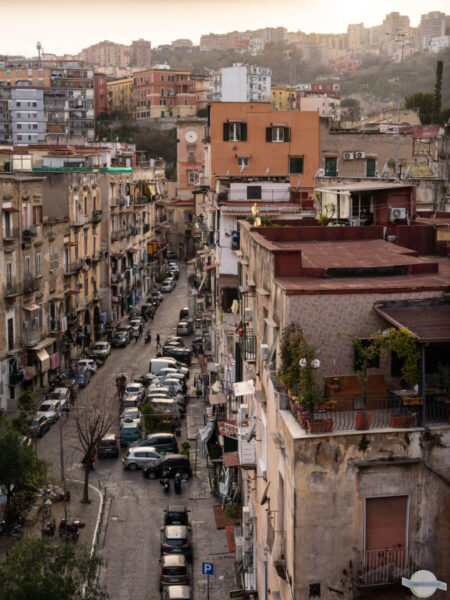 Straße in Neapel von oben betrachtet