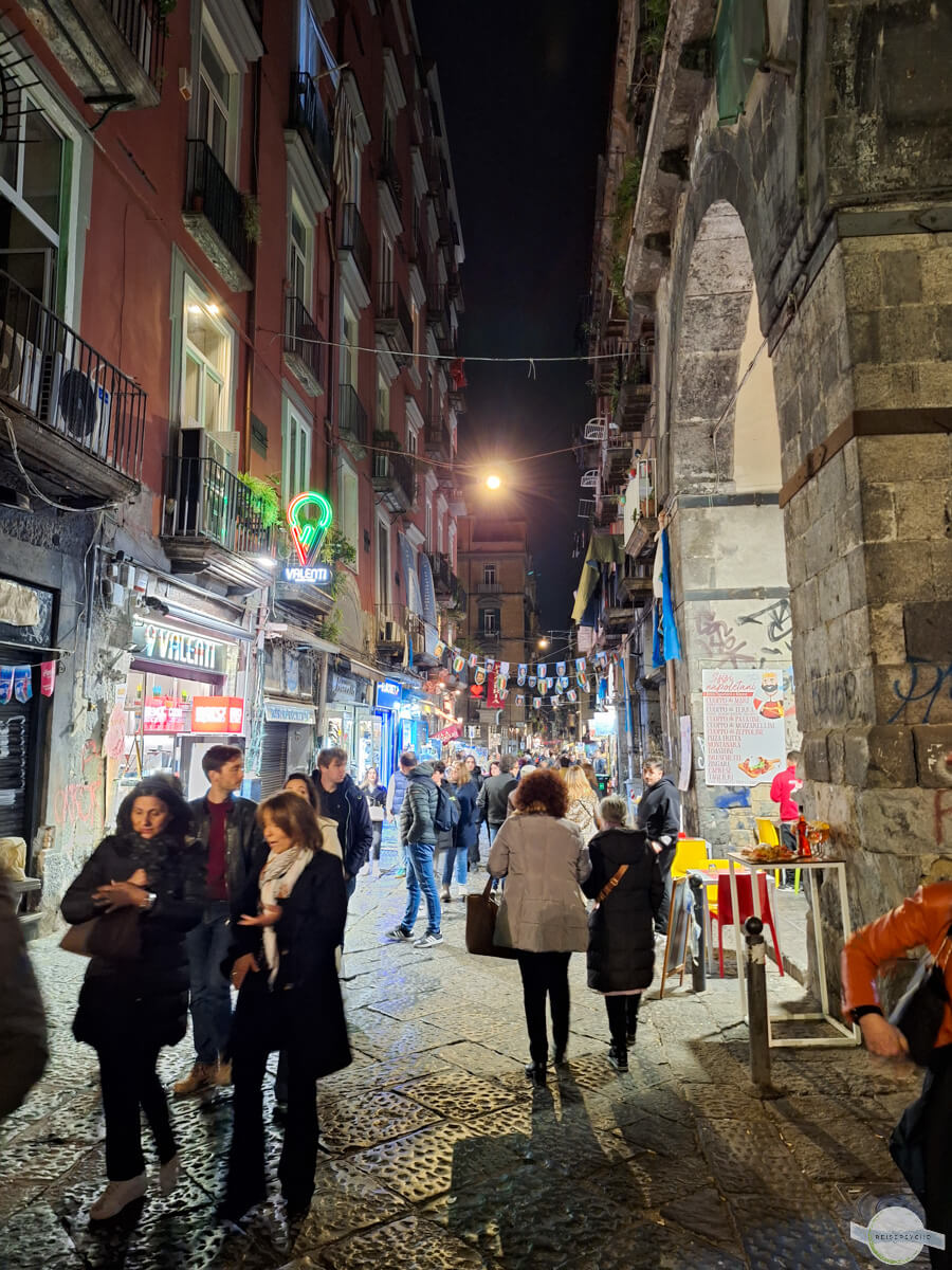 Nachts in der Via dei Tribunali