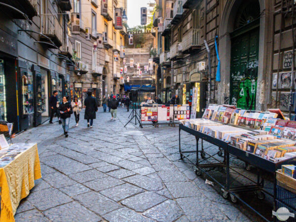Bücherstände in der Via Port'Alba in Neapel