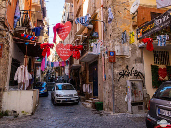 Autos in den engen Gassen Neapels