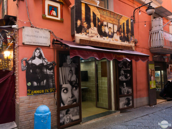 Eine Bar in Neapel, die Sophia Loren huldigt