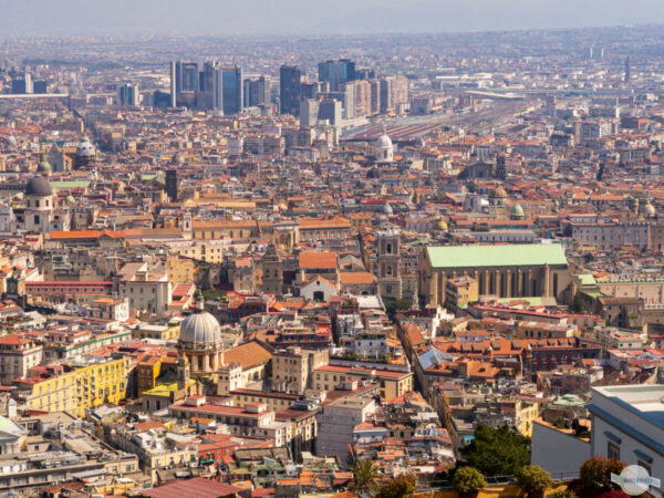Altstadt von Neapel von oben mit Blick auf die Spaccanapoli