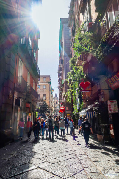 Eine der berühmtesten Straßen von Neapel: die Via dei Tribunali