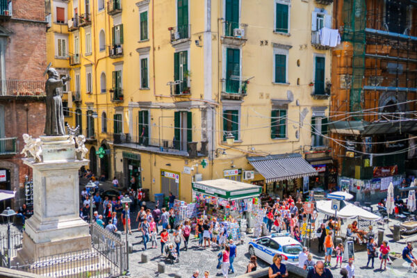 Viele Menschen in der Via dei Tribunali