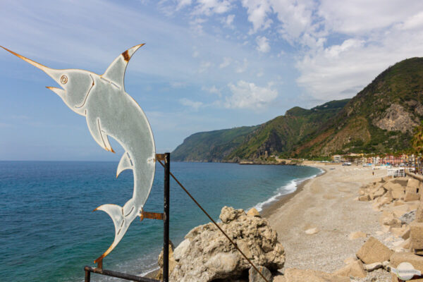 Lungomare in Bagnara Calabra an der Costa Viola - Schwertfischdenkmal
