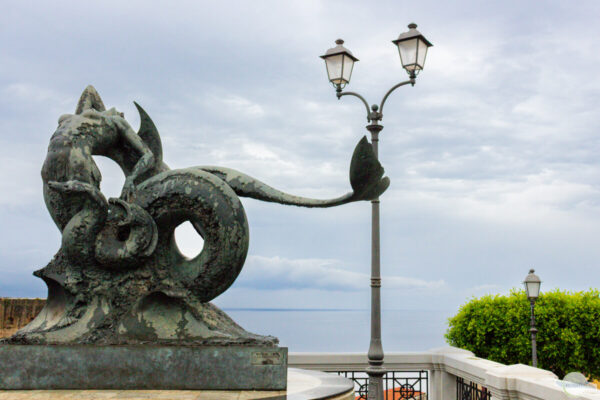 Statue der Skylla auf der Belvedere in Scilla