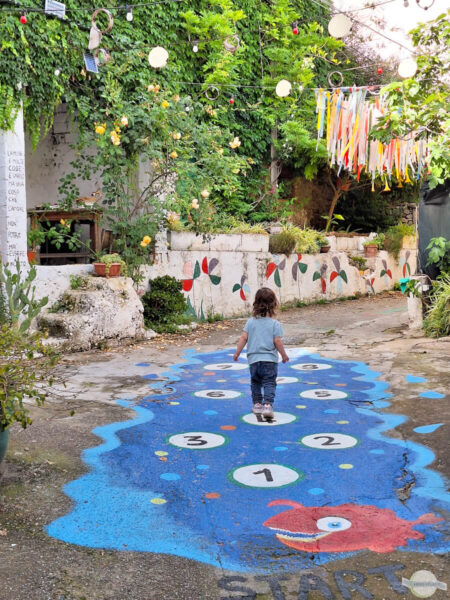 Bunte Malereien mit Zahlen am Boden im Borgo Croce