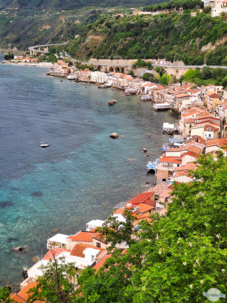 Stadtviertel Chianalea in Scilla: Ein Streifen Häuser direkt am Meer
