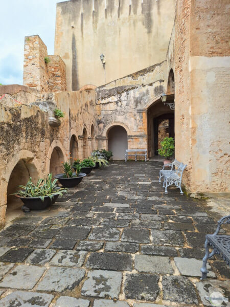 Innenhof des Castello Ruffo in Scilla