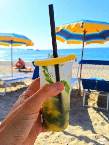 Cocktail am Strand von Scilla